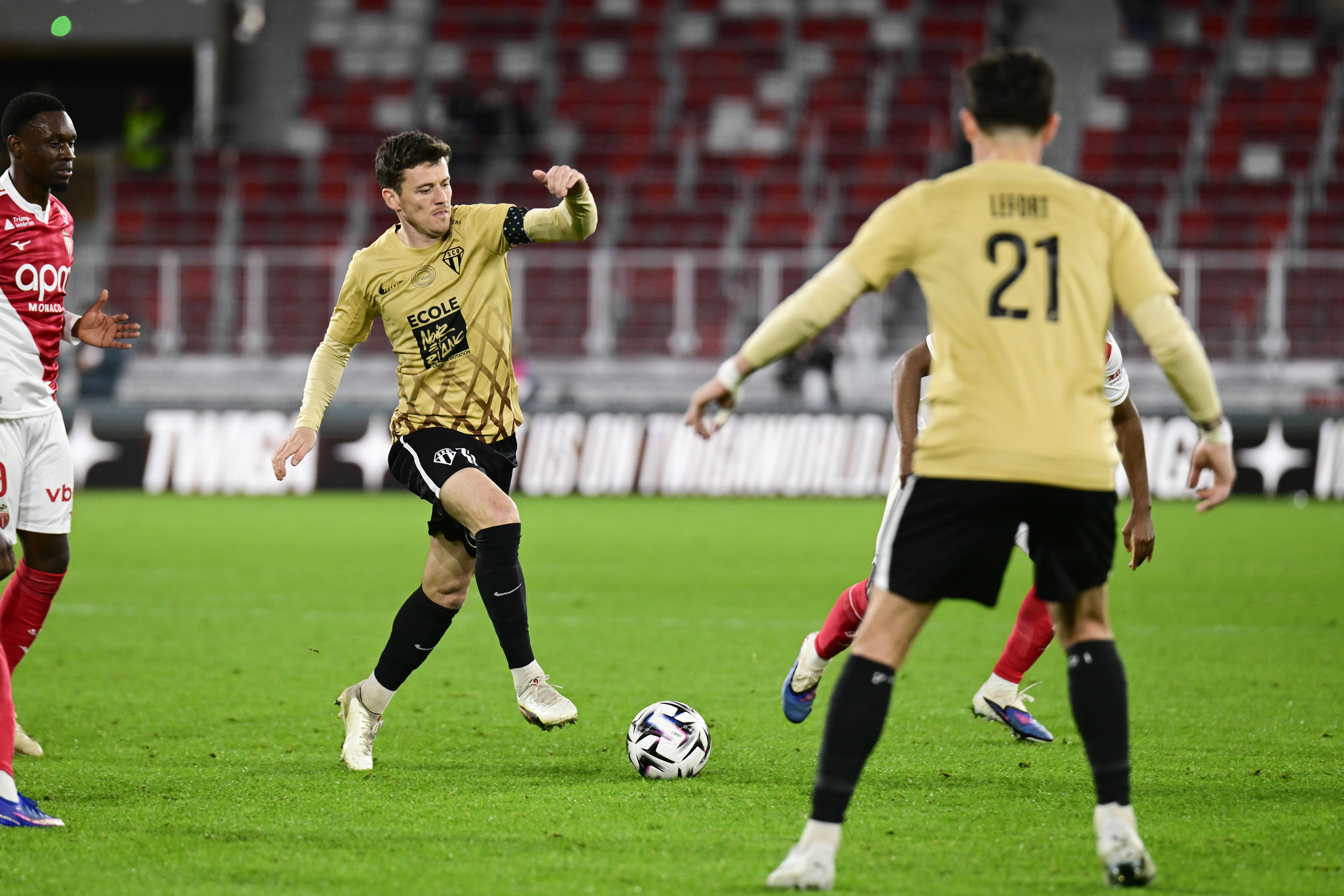 乐鱼官方-法媒：法甲昂热和法乙克莱蒙两名球员当选市议员，投身地方政治