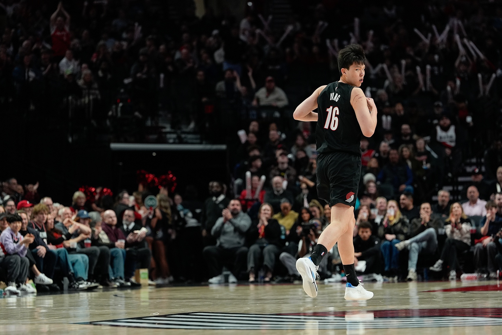 乐鱼体育官网-上来跑两圈有氧~杨瀚森最后时刻出战1分52秒无数据进账 正负值+1