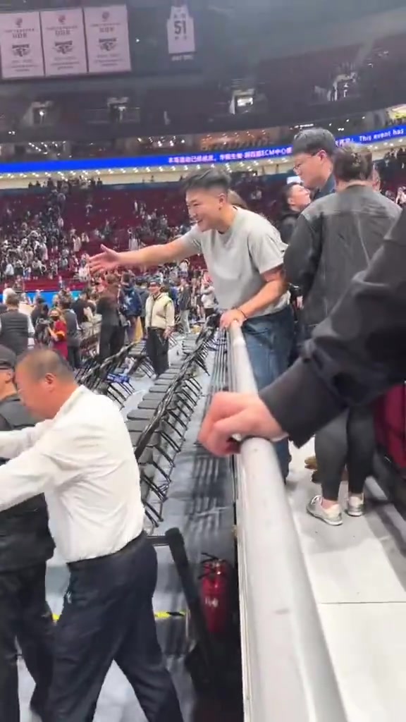 乐鱼体育-记者：李添荣这起冲突和北京队没啥关系 就是现场安保的态度问题